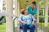 Une infirmière aide une personne âgée